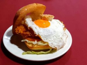 Hamburguesa de Pollo con Huevo
