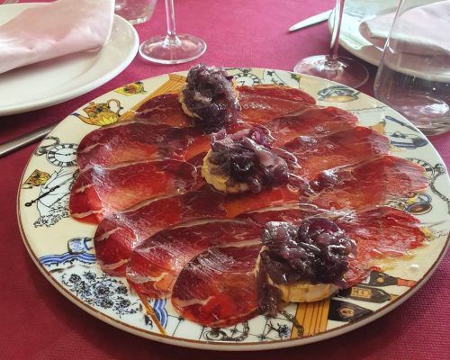 Cecina con Queso de Cabra y Cebolla Caramelizada